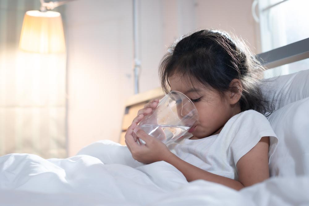 shutterstock_1838292511 เด็กที่มีอาการเจ็บคอ ควรจิบน้ำอุณหภูมิห้องตลอดทั้งวัน เพื่อให้ลำคอชุ่มชื้น