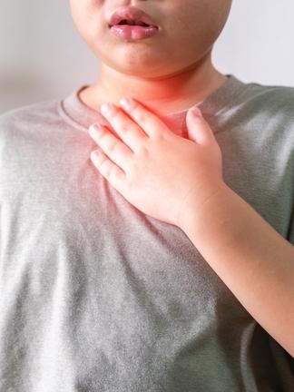 อาการเจ็บคอในเด็ก เกิดได้จากการติดเชื้อในระบบทางเดินหายใจ แบคทีเรีย และปัจจัยภายนอก