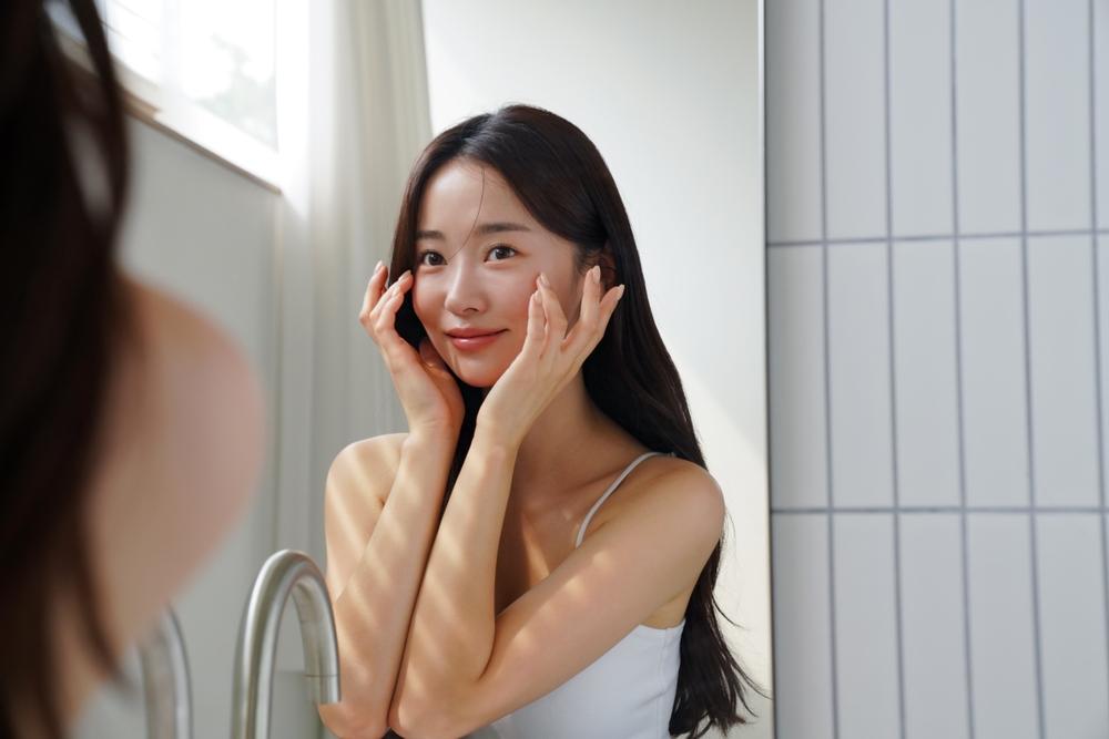 ผู้หญิงล้างหน้าสะอาดก่อนใช้โพวิโดน-ไอโอดีน ทาสิวเฉพาะจุด