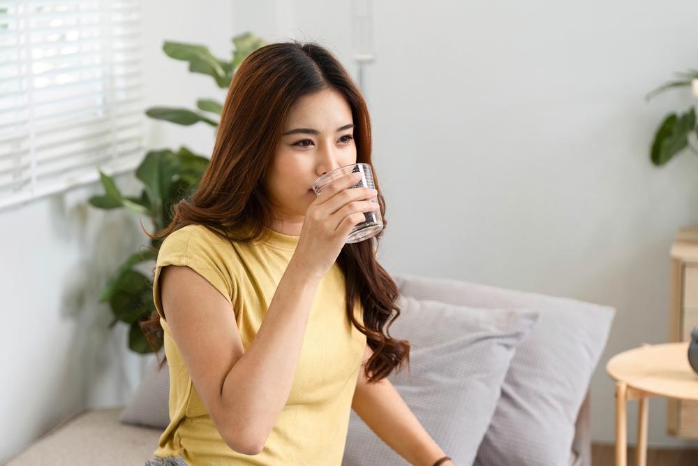 การดื่มน้ำอุณหภูมิห้องให้เพียงพอเป็นหนึ่งในวิธีดูแลเมื่อมีอาการเจ็บคอจากทอนซิลอักเสบหรือลำคออักเสบ